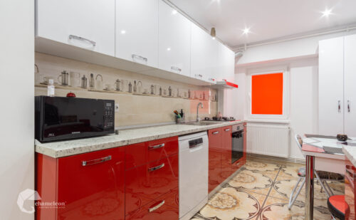 Bucătărie roșie în Onești