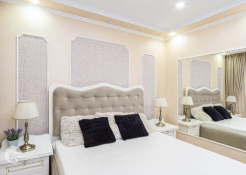 Dormitor cu frezaje clasice și pat tapițat în Onești