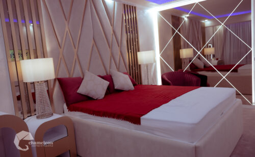 Dormitor roșu cu pat tapițat și pereți placați in Bacău
