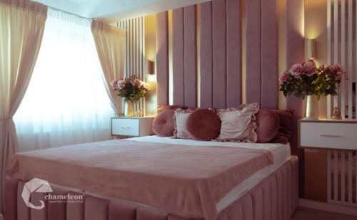 Dormitor roz cu pat tapițat și pereți placați în Bacău