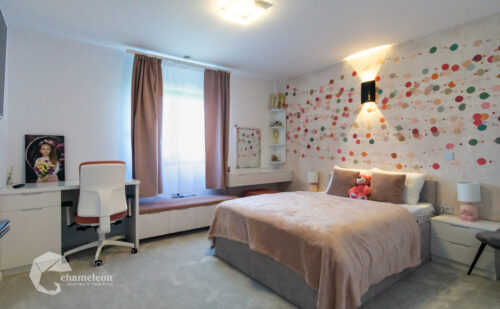 Dormitor fată cu pat tapițat și fototapet în Popeni